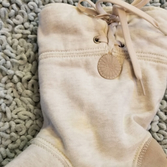 Sold ***Very Rare UGG Boots - Picture 2 of 4